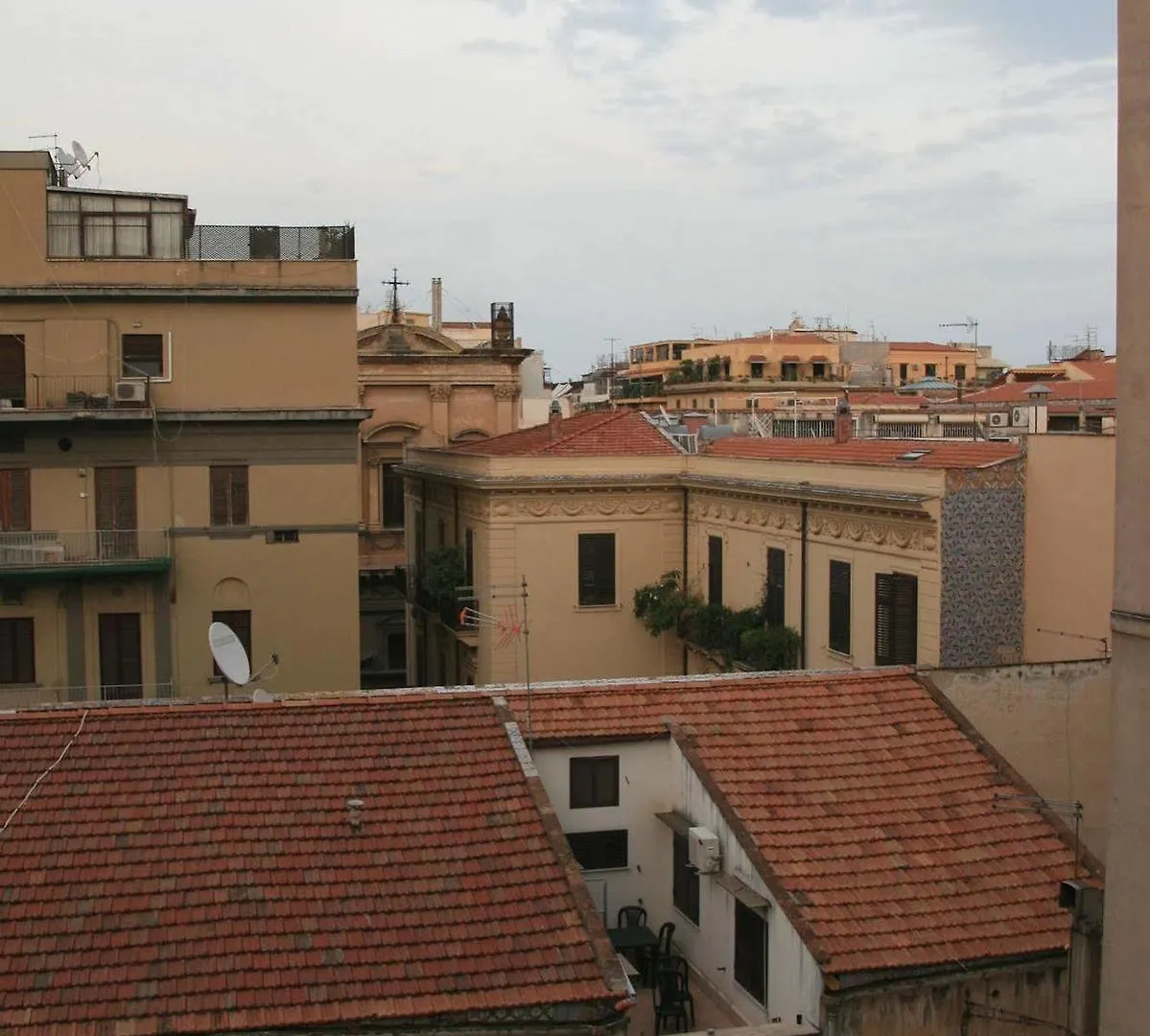 Castelnuovo Rooms #Politeama Palermo Guest house